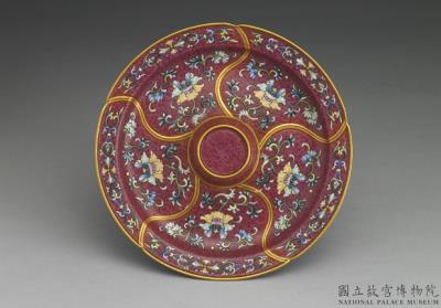 图片[2]-Hollyhock-shaped cup and tray set in yang-ts’ai enamels with incised red ground pattern of flower brocade and Indian lotus décor 1742 (Ch’ien-lung reign)-China Archive